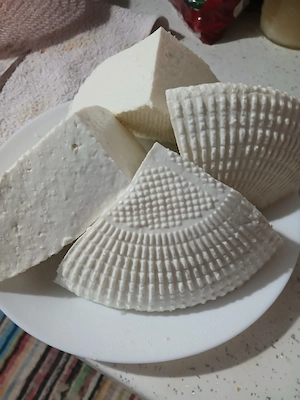 Vând brânza de capră 