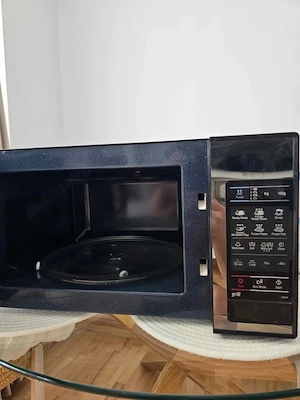 cuptor cu microunde Samsung GE83X, 23 l, 800 W, Grill, Afisaj digital, Child Lock, Sticla neagra