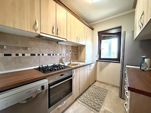DE INCHIRIAT - Apartament 2 camera, etaj 1 - zona centrala Dumbravita  - imagine 4