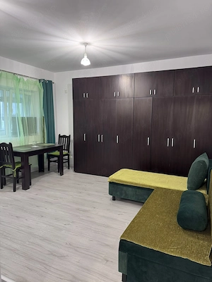 Garsonieră cu geam la baie - imagine 3