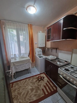De vanzare apartament cu 2 camere si balcon, mobilat si utilat, etajul 1, zona Cresei 52000euro - imagine 3