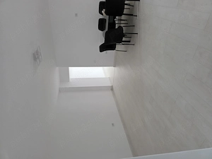 Apartament 3 camere de închiriat   Zonă centrală, loc de parcare, balcon generos