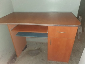 Vând masă birou cu sertar, dulapior și raft culisant pentru tastatură 