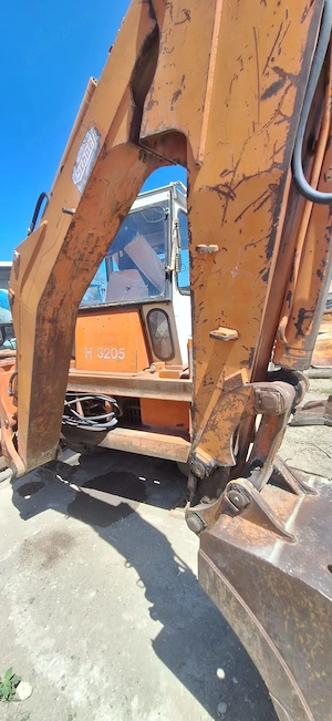 Vand Buldoexcavator Schaeff H3205 Articulat pe Roti