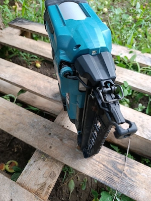 ciocan makita batut cuie dbn600