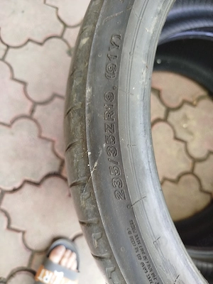 Vând 2 anvelope bridgestone 235 35 19 - imagine 3