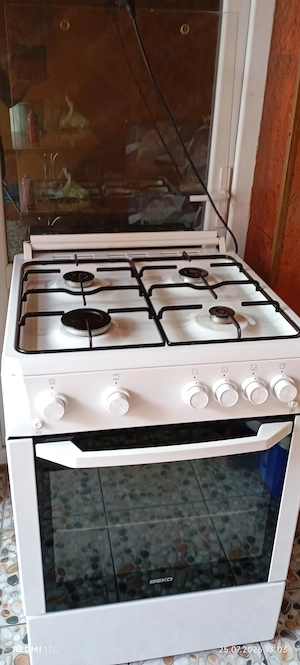  aragaz folosit foarte putin cuptorul nu a fost folosit de 15 ori starea aragazului e ca nou 