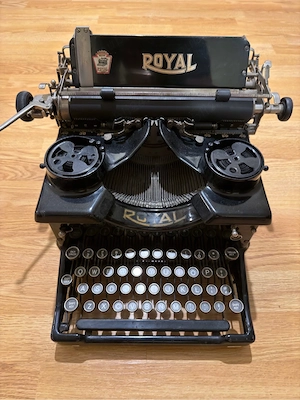 Mașină de scris antică Royal 10 (anii 1920)   Model de birou cu geamuri laterale, piesă rară
