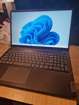 Laptop Lenovo V15G4IRU