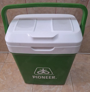 Lada frigorifica termoelectrica cooler 25L Pioneer auto la 12V cu rezerva congelabila inclusa