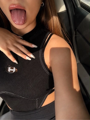Submisiva, accept aproape orice fantezie, ofer implicare maxima, accept si cupluri.
