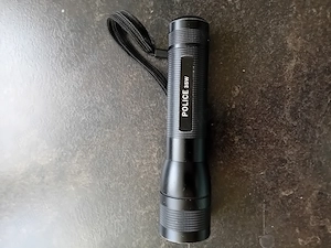 Vând lanternă led POLICE 35W