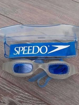 Vând ochelari pentru înot Speedo-Mistral