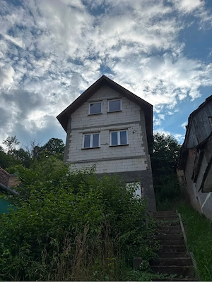 Casa la rosu de vanzare in Sighisoara strada canepi  - imagine 2
