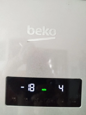 Vand frigider BEKO 535 L (348 L frigider si 103 L congelator) cu dozator de apa.