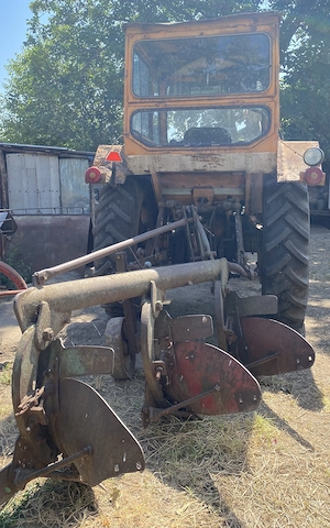 Vând tractor U650 cu plug