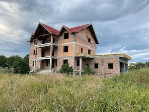 Casa la rosu pe 4 nivele cu teren generos