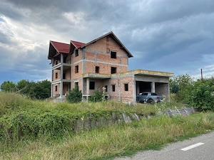 Casa la rosu pe 4 nivele cu teren generos - imagine 8