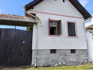 Proprietate cu potențial în Apold si 50 ari teren curte și gradina  - imagine 2