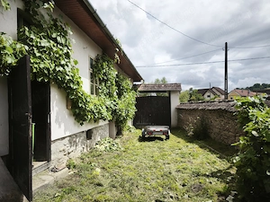 Proprietate cu potențial în Apold si 50 ari teren curte și gradina  - imagine 4