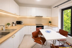 Casa cu 2 locuri de parcare in curte proprie, Stil vintage, Zona STAR  - Central Brasov - imagine 3