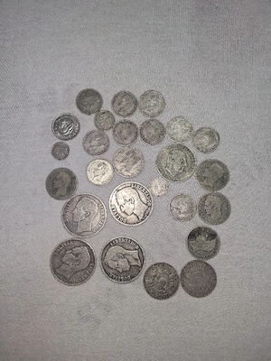 Lot numismatic format mare: 18 monede argint VENEZUELA (inclusiv 5 Bolivares 1886)