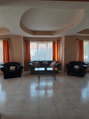Proprietar închiriez  apartament  spațios  3 camere  + garaj zona Piața Spitalului  - imagine 3