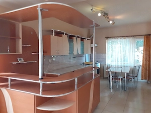 Proprietar închiriez  apartament  spațios  3 camere  + garaj zona Piața Spitalului  - imagine 4