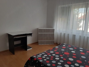 Proprietar închiriez  apartament  spațios  3 camere  + garaj zona Piața Spitalului  - imagine 5