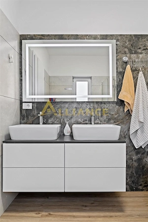 Casa individual #259; | Miori #539;a | Cartierul Nou , 4 camere , 2 b #259;i ! - imagine 14