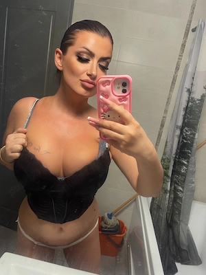 brunetă cu sâni mari 