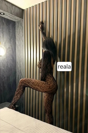Bună sunt Melysa bruneta 18 ani  la mine sau la tine poze reala 