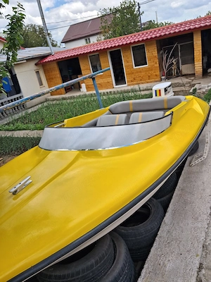 Vand barca cu motor