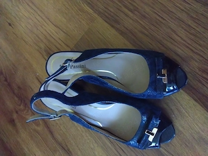 Vând sandale piele