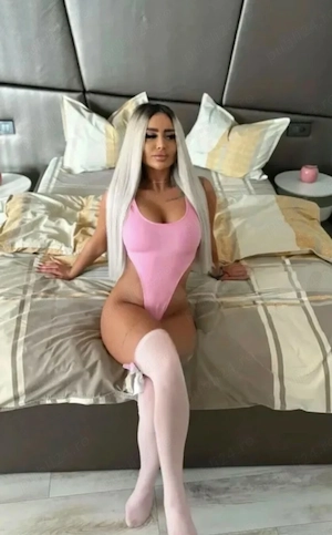 Blonda suprema ! La mine sau la tine