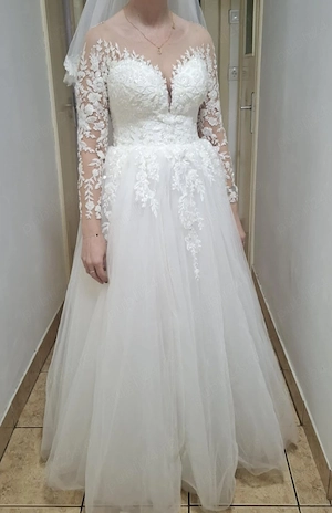 Vând urgent rochie de mireasă marimea S..curățată și bine întreținută 