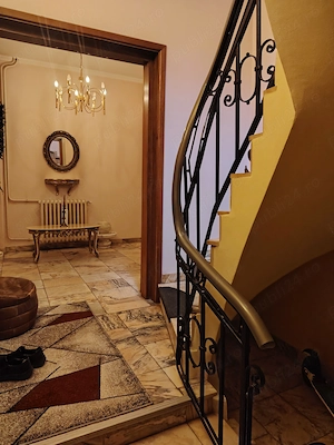 Vila spatioasa cu garaj si curte proprie - imagine 2