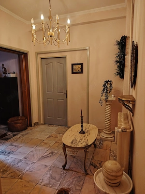 Vila spatioasa cu garaj si curte proprie - imagine 4