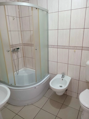 Închiriez garsoniera la parterul unei vile intrarea separată. 