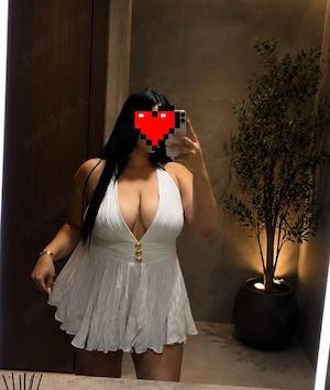Bruneta cu forme 30 de ani te aștept 