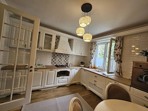 Apartament 3 camere, 2 locuri de parcare si boxa , strada Carpati - imagine 2