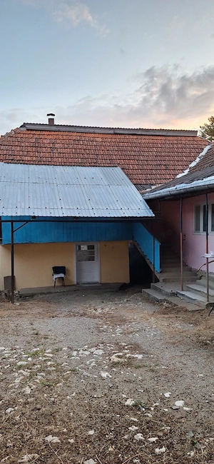 Vand casa la tara zona linistita 5 camere o baie ,o bucatarie, - imagine 2