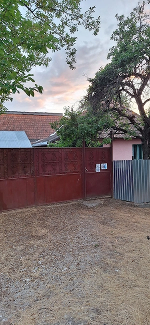 Vand casa la tara zona linistita 5 camere o baie ,o bucatarie,