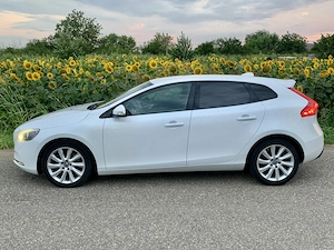 VOLVO V40-D3 MOMENTUM PRO 2.0 D 150 cp 2015 Euro 5 - imagine 5