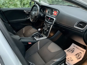 VOLVO V40-D3 MOMENTUM PRO 2.0 D 150 cp 2015 Euro 5 - imagine 9