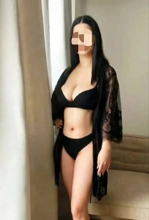 Bruneta ochii albastri sanii frumosi singurs in locatie 