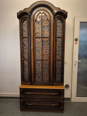 Vitrină deosebită decorata cu folie cu vitraliu mozaic și sertare