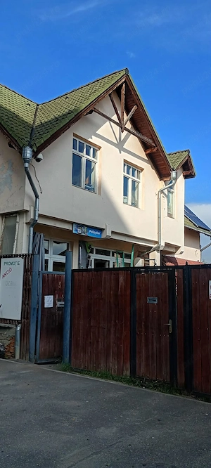Casa de vânzare cu spatiu comercial.