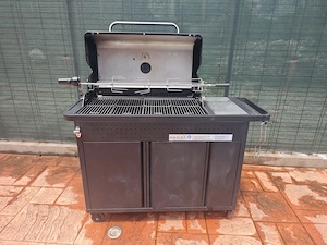 Grătar Premium pe Cărbuni cu Rotisor Electric (113x57x115cm)   Ca Nou, Ideal Curte Grădină