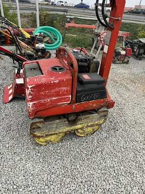 Închiriez cilindru compactor 700kg